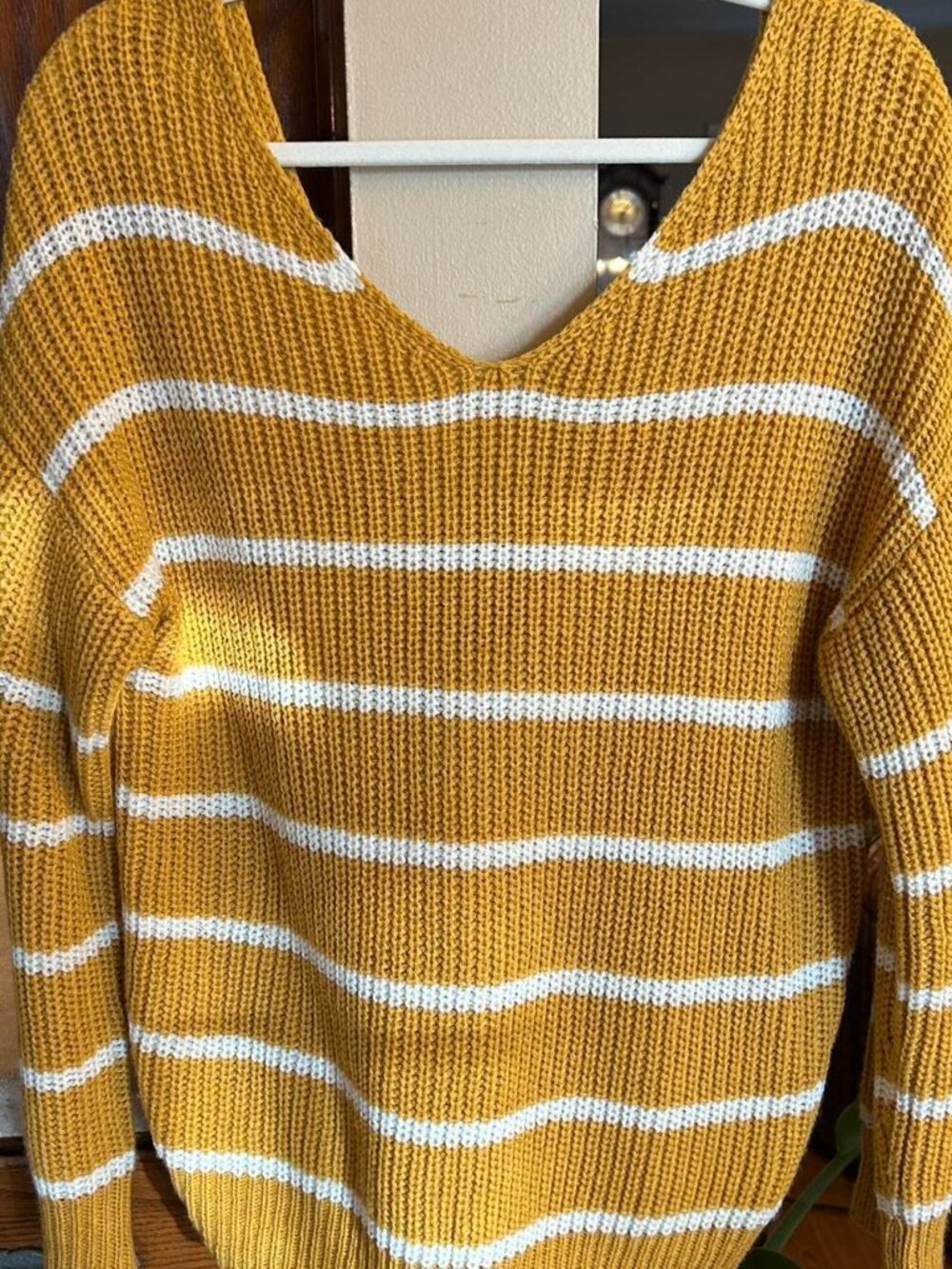 FASHION NOVA WOMENS SWEATER - SIZE LARGE